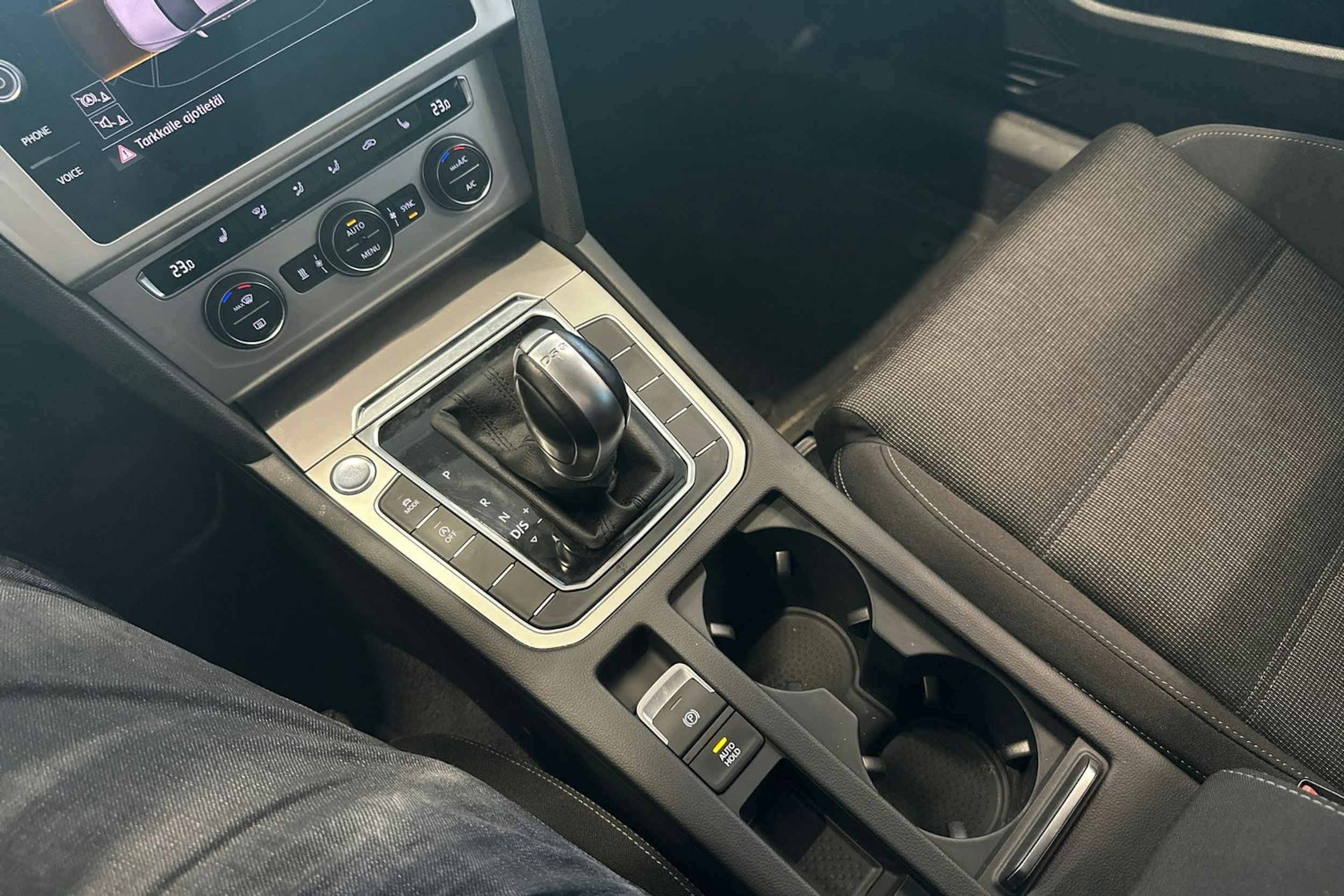 valkoinen Volkswagen Passat 2019 kuva 35.