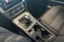 valkoinen Volkswagen Passat 2019 kuva 35.