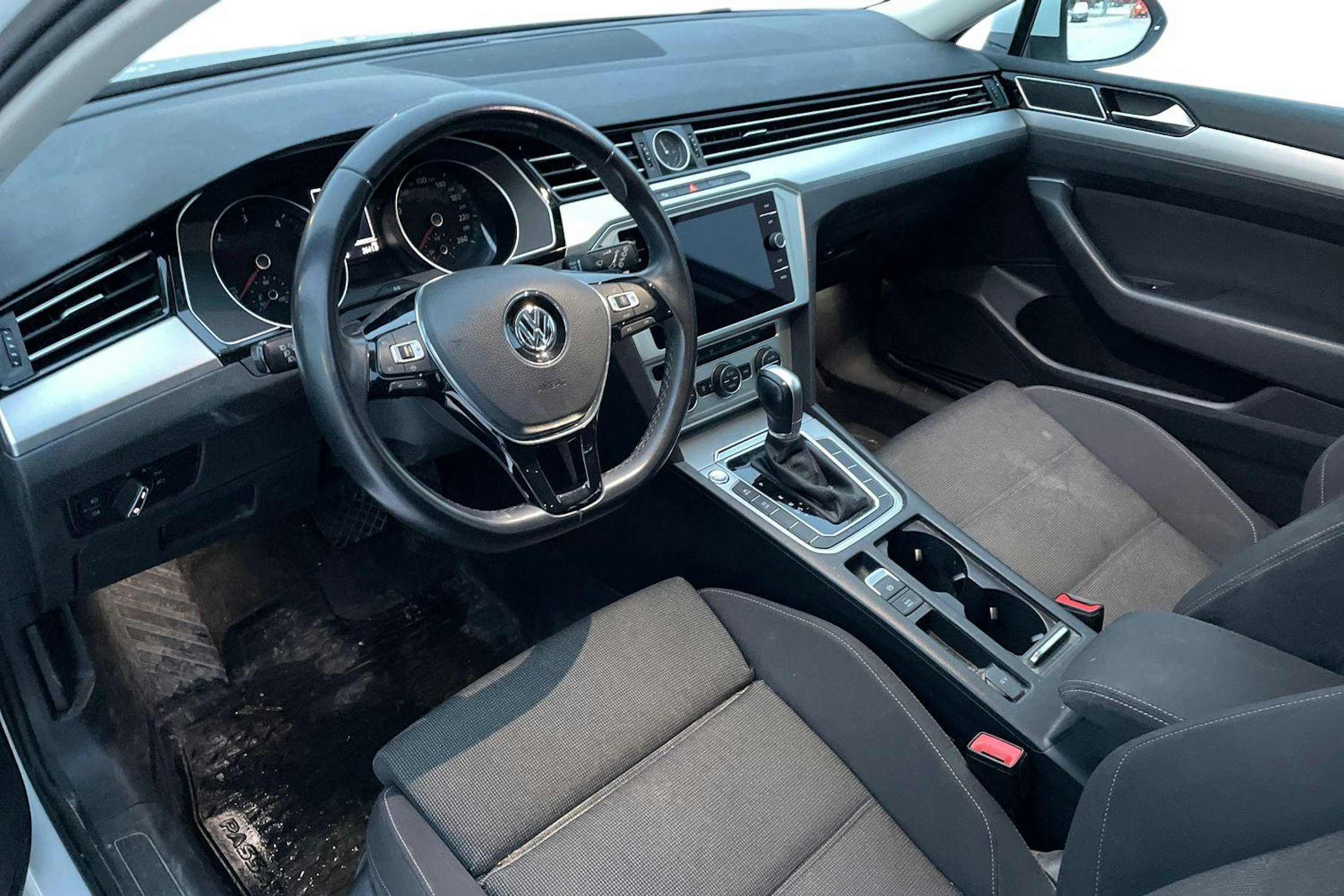 valkoinen Volkswagen Passat 2019 kuva 3.