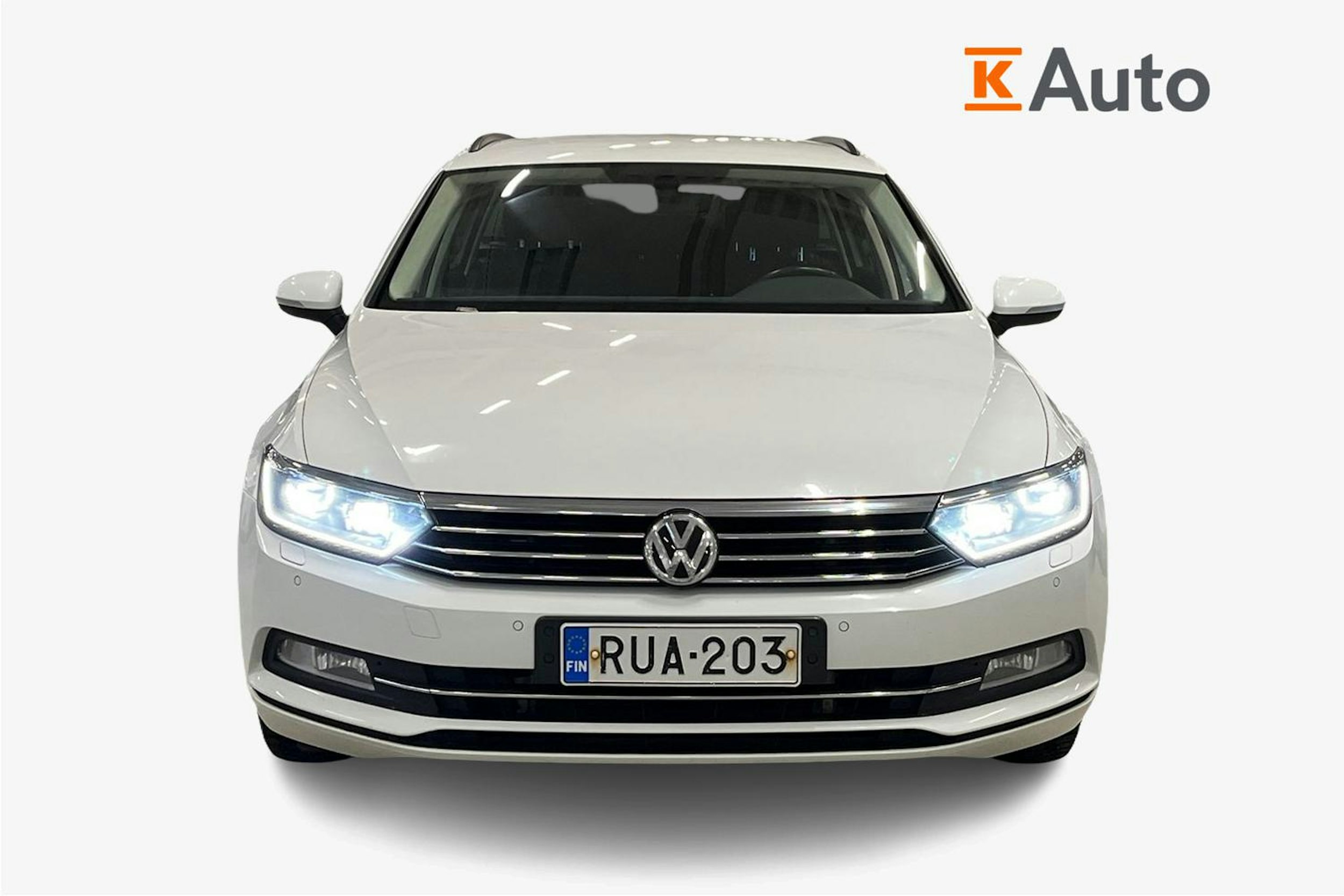 valkoinen Volkswagen Passat 2019 kuva 5.