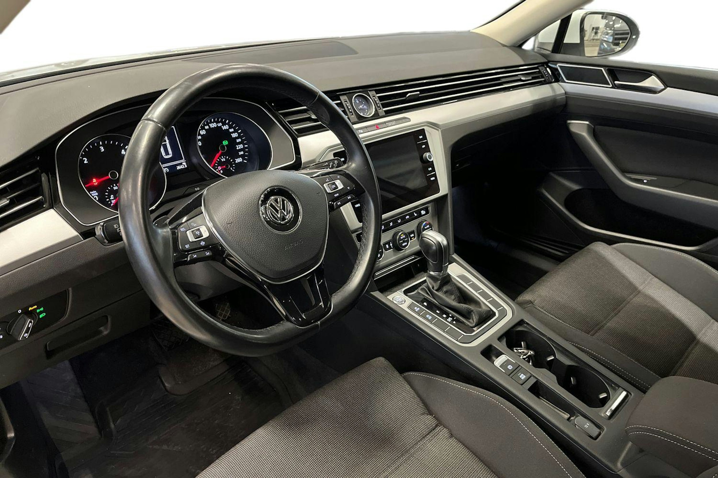 valkoinen Volkswagen Passat 2019 kuva 7.
