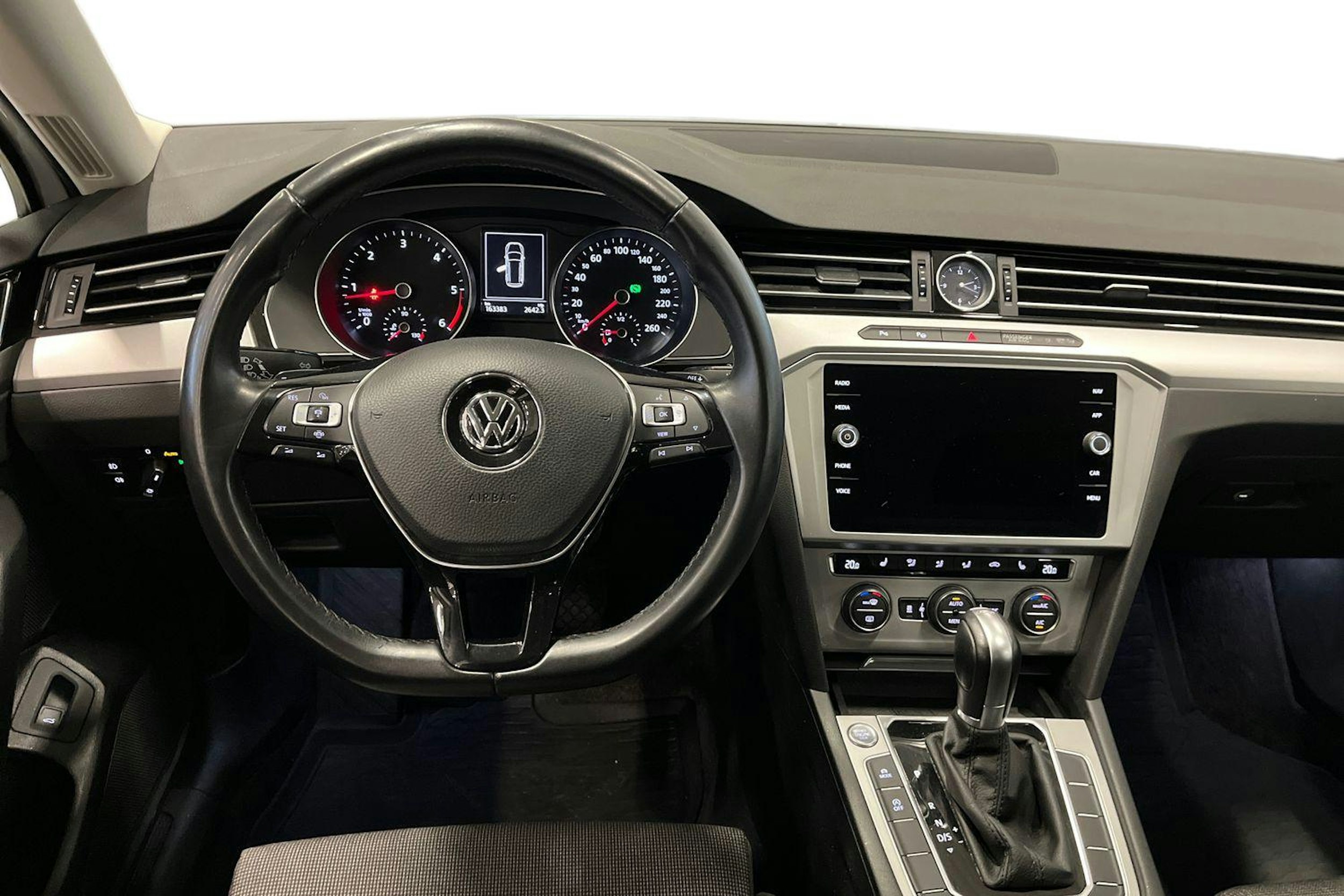 valkoinen Volkswagen Passat 2019 kuva 9.