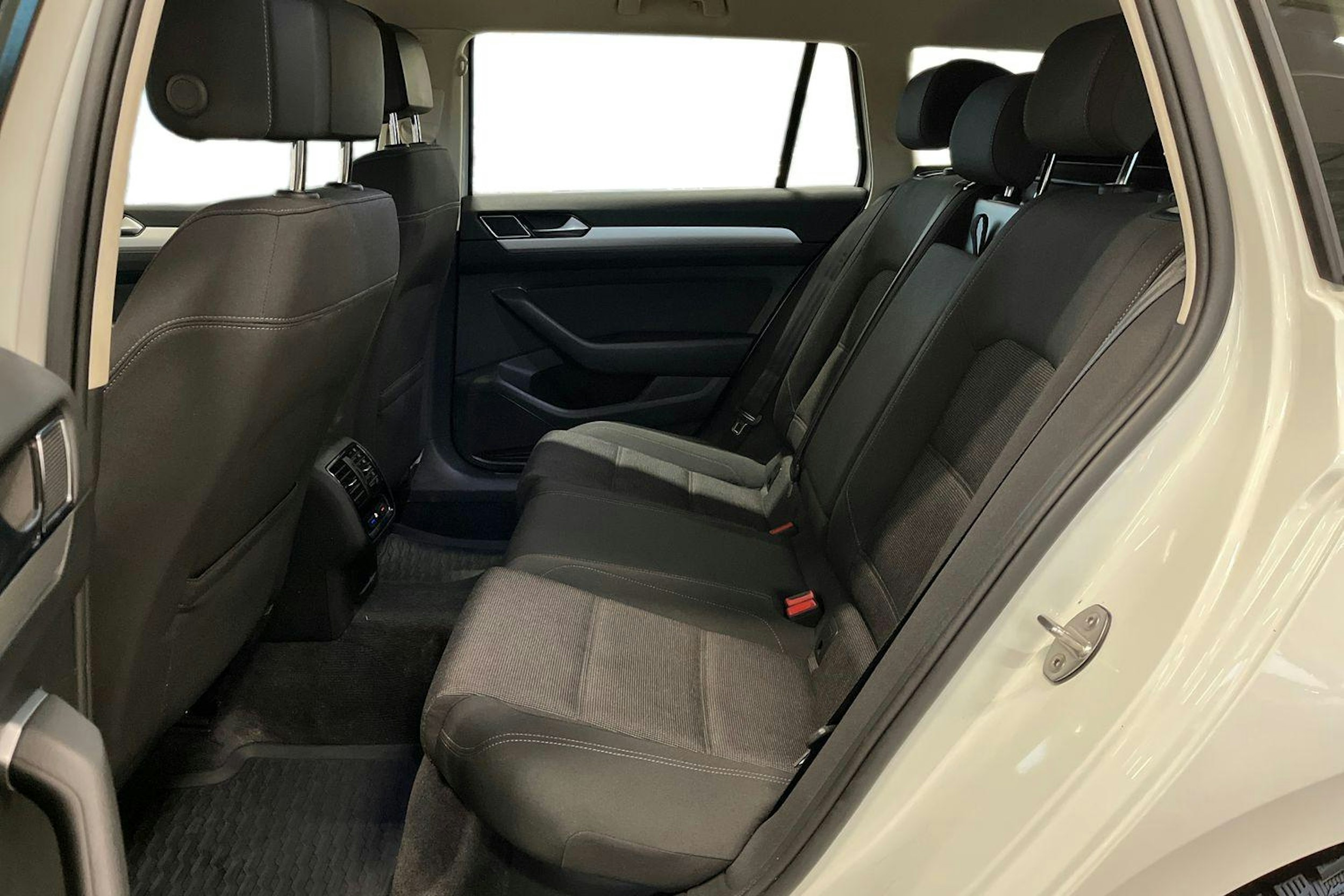 valkoinen Volkswagen Passat 2019 kuva 10.