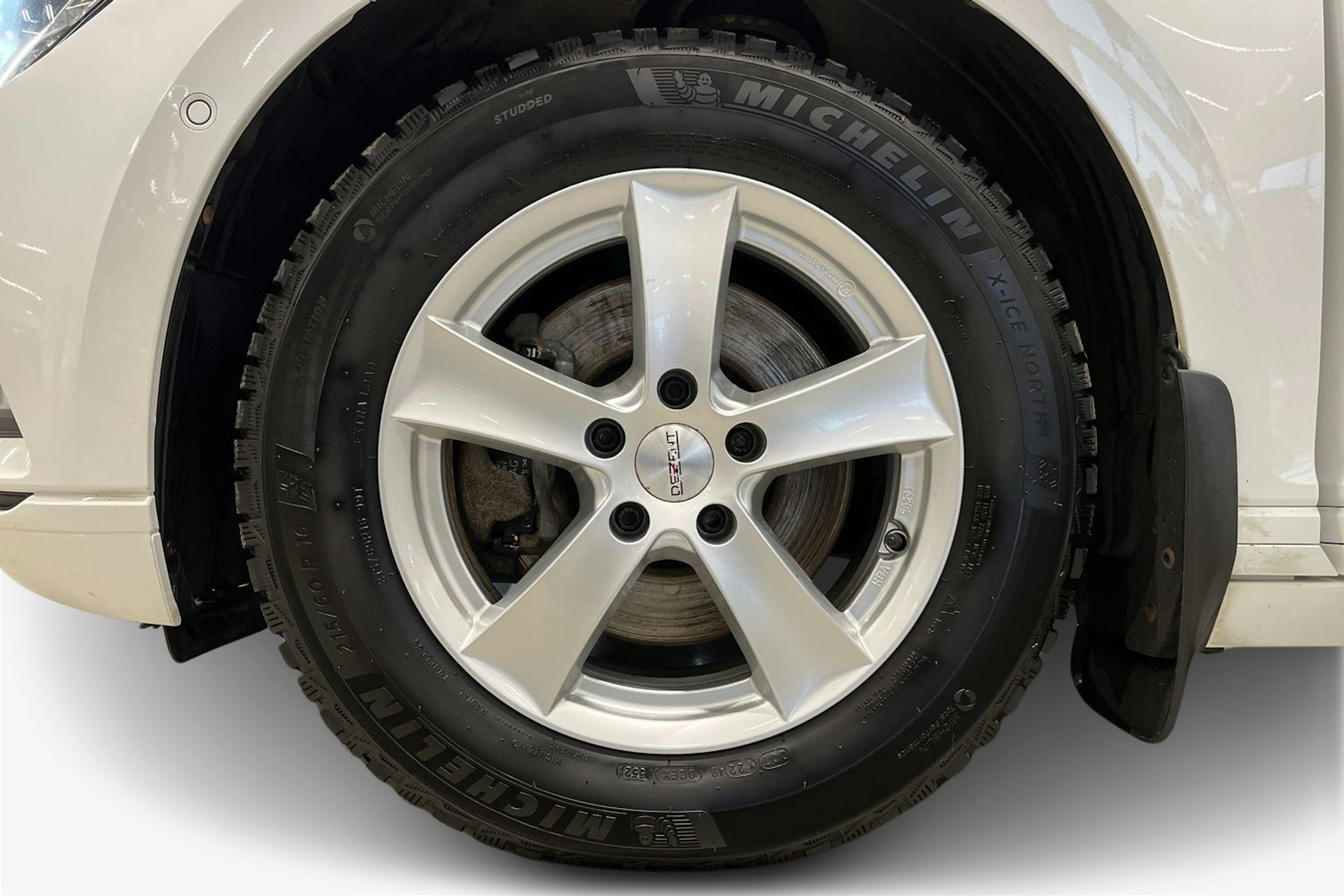 valkoinen Volkswagen Passat 2019 kuva 11.