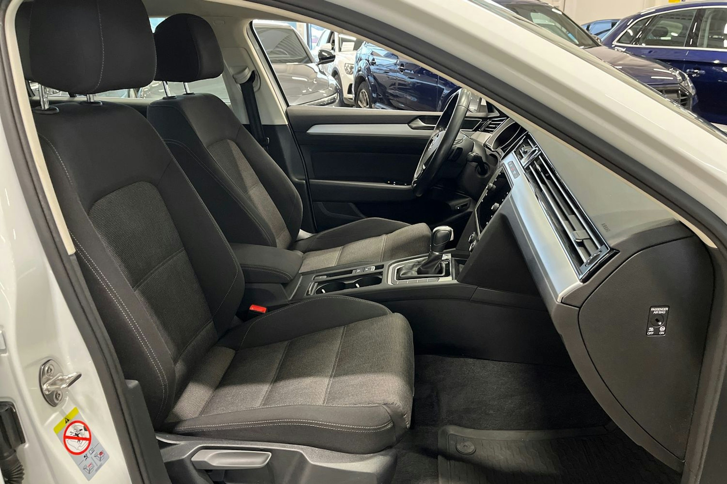 valkoinen Volkswagen Passat 2019 kuva 15.