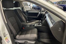 valkoinen Volkswagen Passat 2019 kuva 15.