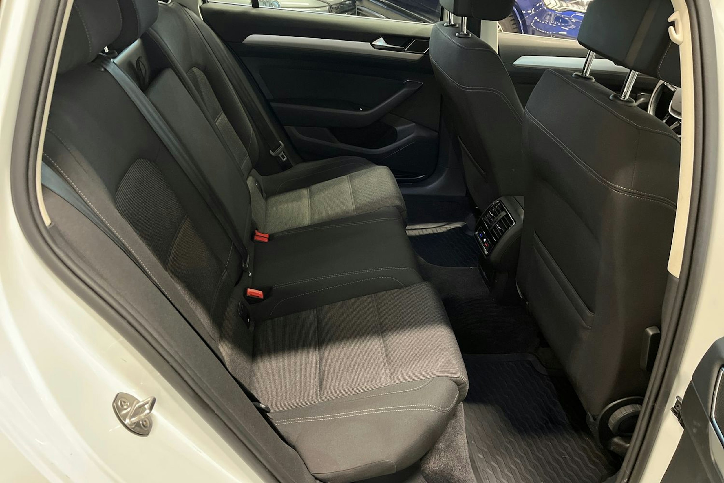 valkoinen Volkswagen Passat 2019 kuva 16.