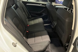 valkoinen Volkswagen Passat 2019 kuva 16.