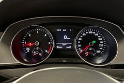 valkoinen Volkswagen Passat 2019 kuva 17.