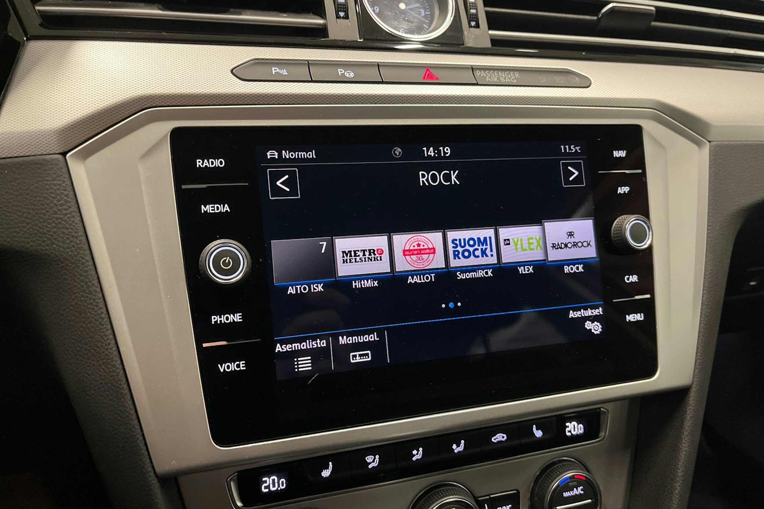 valkoinen Volkswagen Passat 2019 kuva 18.