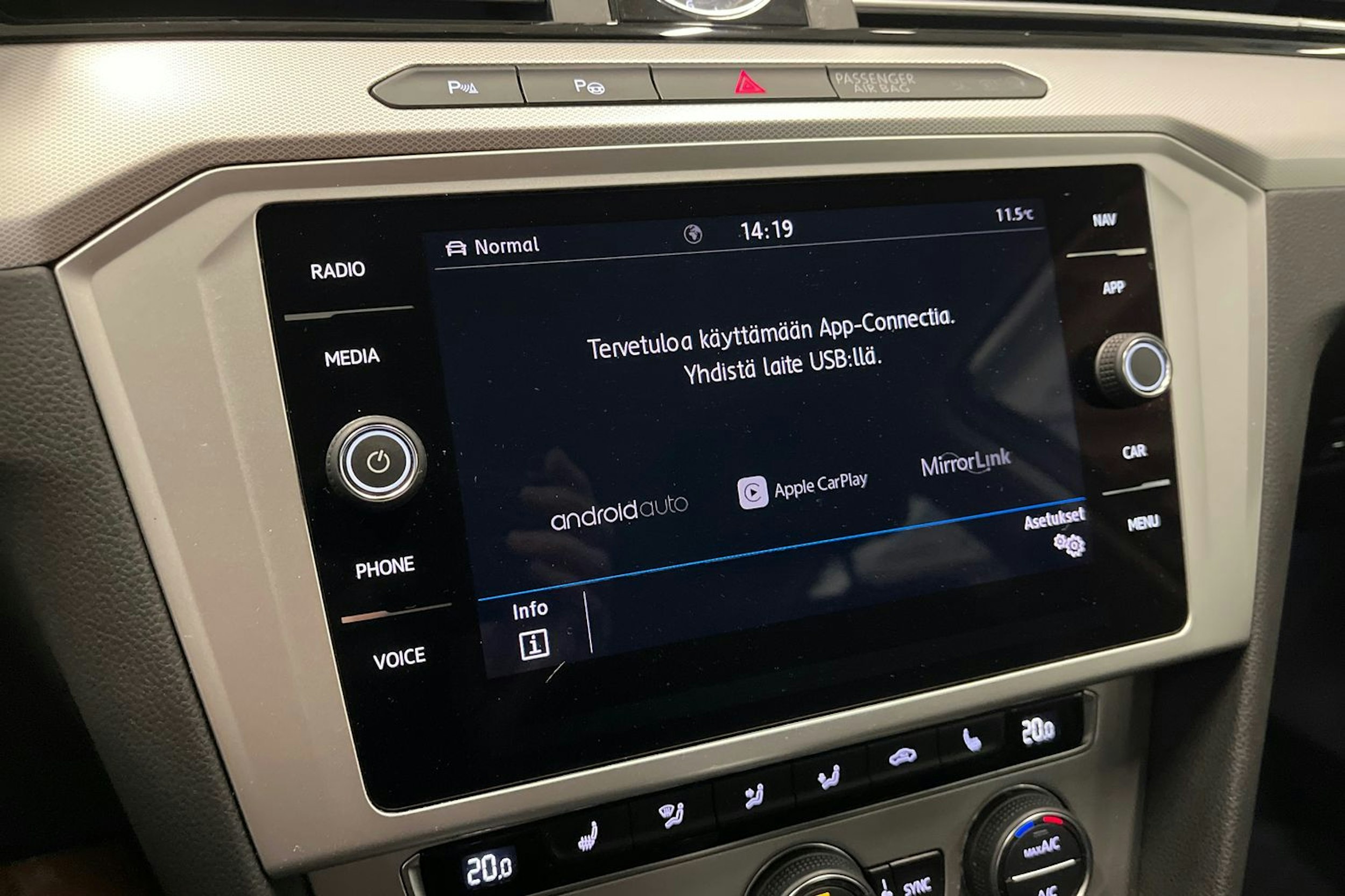 valkoinen Volkswagen Passat 2019 kuva 19.