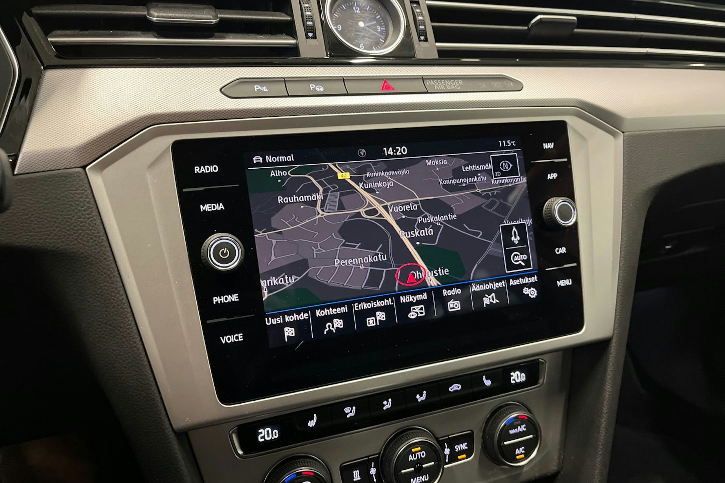 valkoinen Volkswagen Passat 2019 kuva 20.