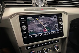 valkoinen Volkswagen Passat 2019 kuva 20.