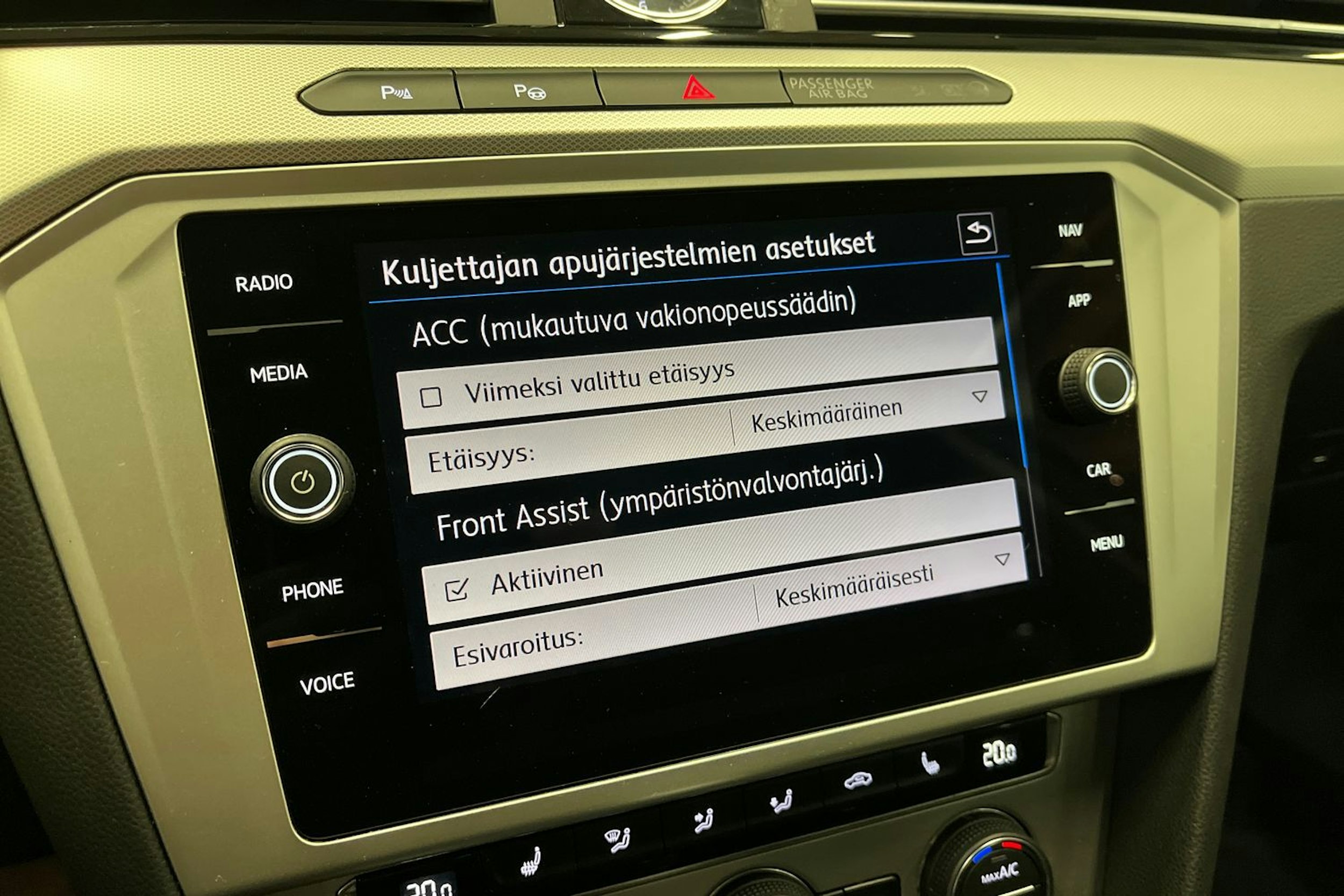 valkoinen Volkswagen Passat 2019 kuva 22.