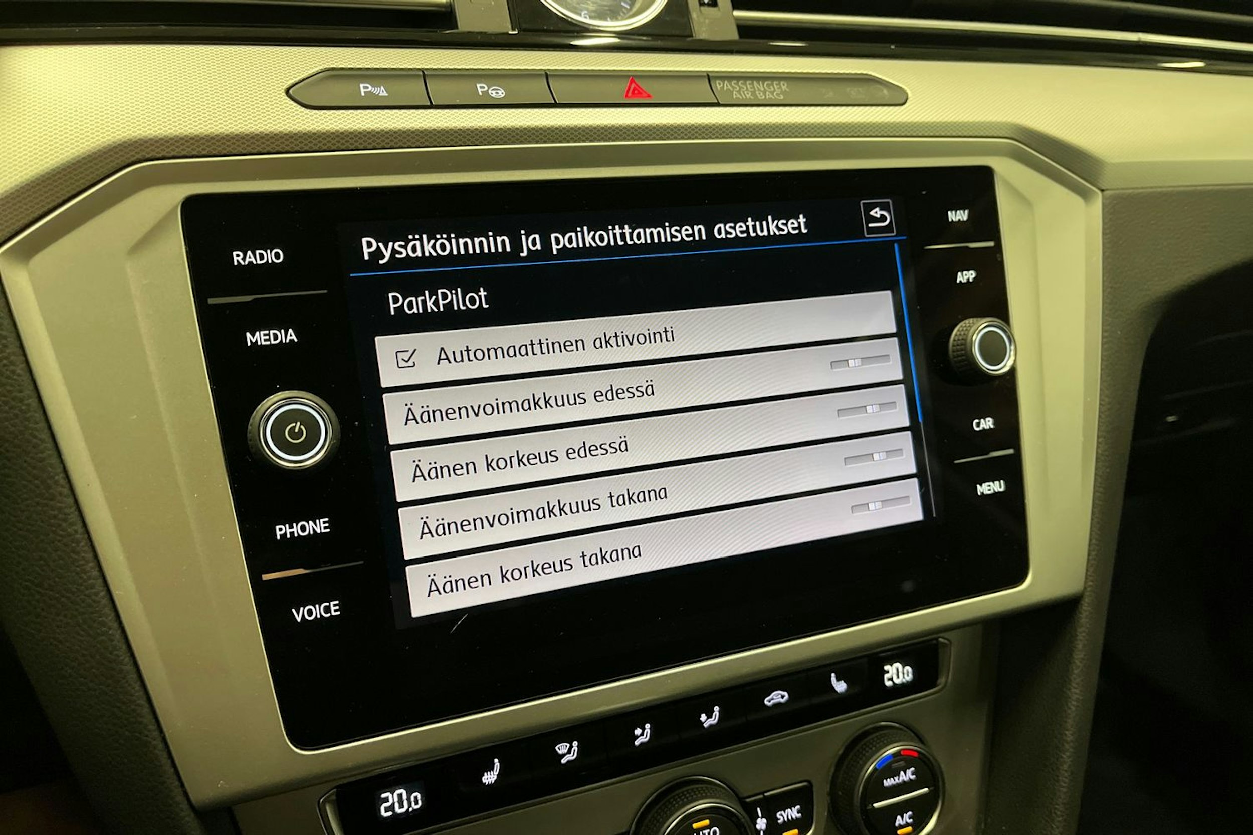 valkoinen Volkswagen Passat 2019 kuva 23.