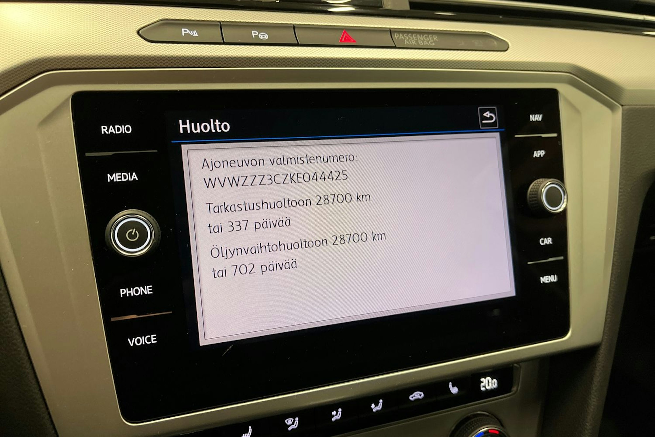 valkoinen Volkswagen Passat 2019 kuva 24.