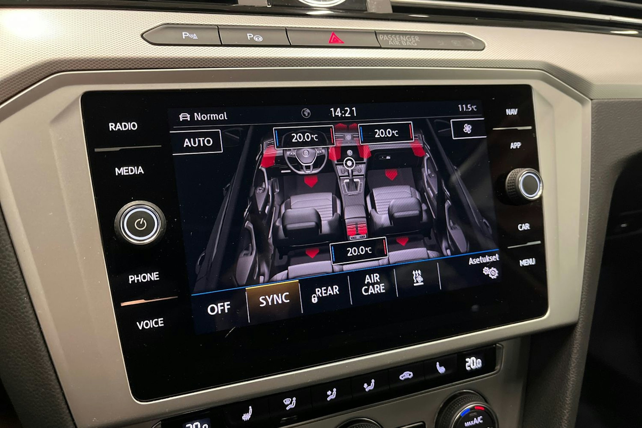 valkoinen Volkswagen Passat 2019 kuva 25.