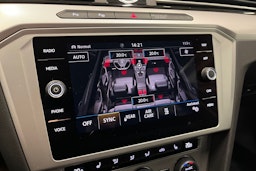 valkoinen Volkswagen Passat 2019 kuva 25.