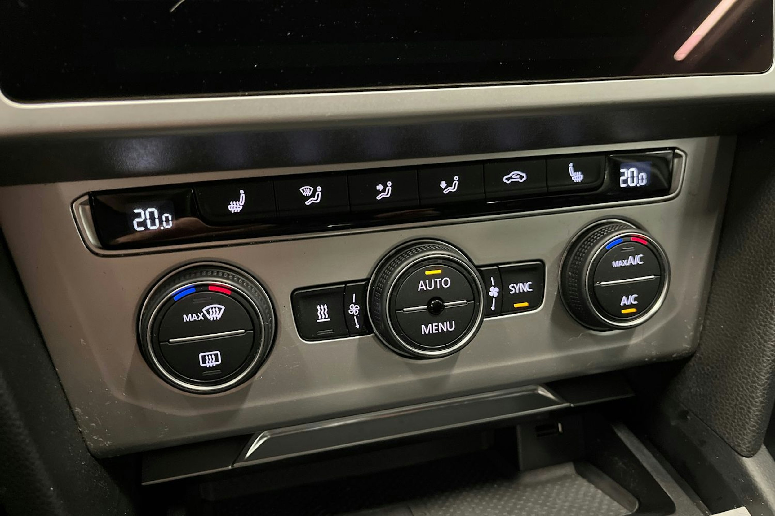 valkoinen Volkswagen Passat 2019 kuva 27.