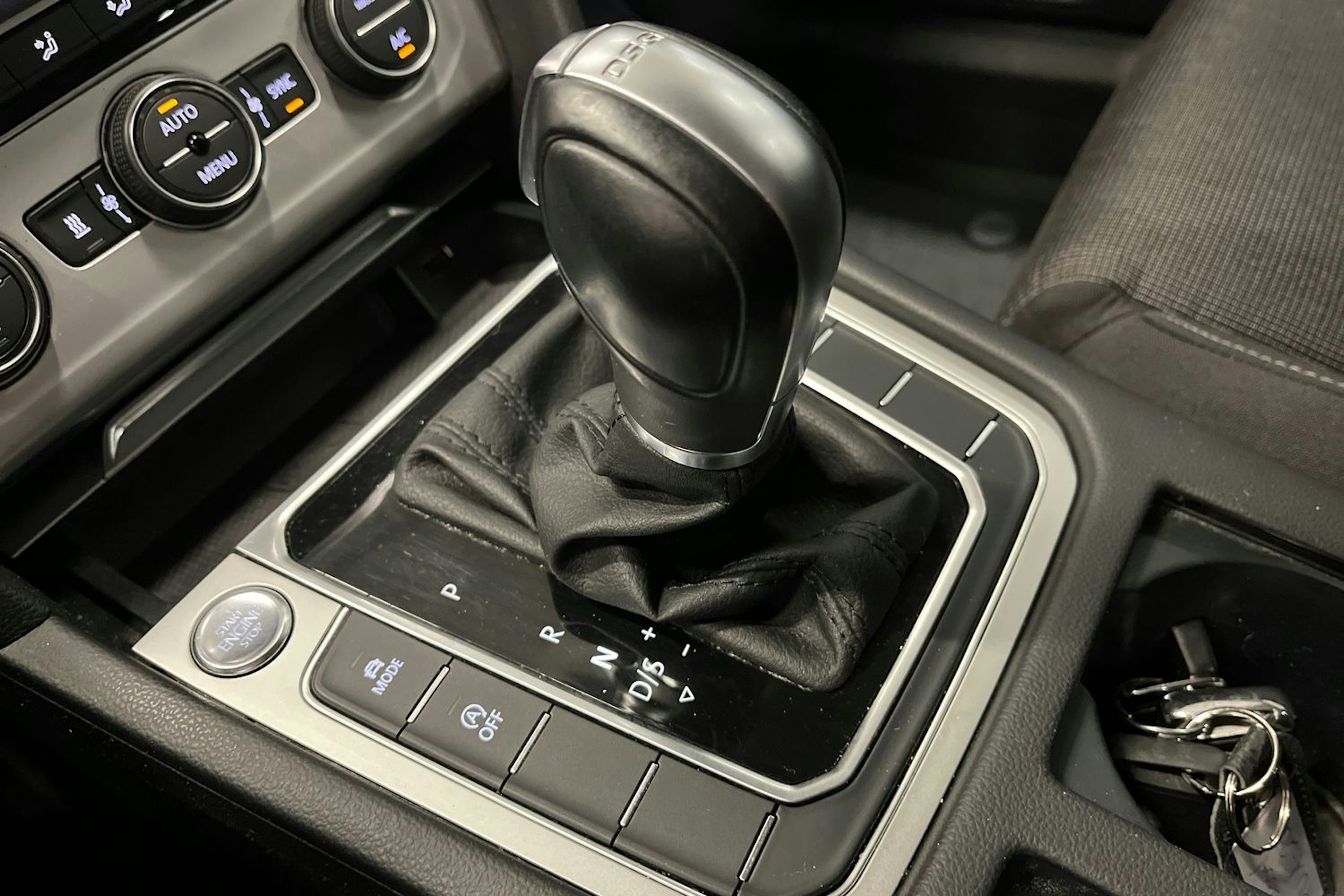 valkoinen Volkswagen Passat 2019 kuva 28.