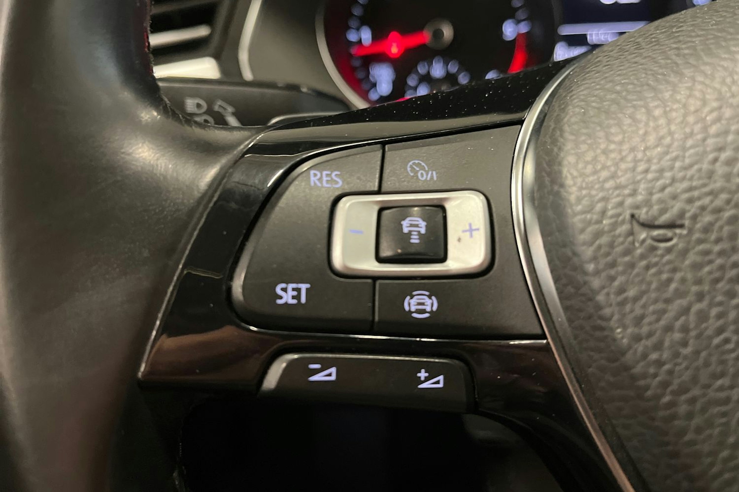 valkoinen Volkswagen Passat 2019 kuva 30.