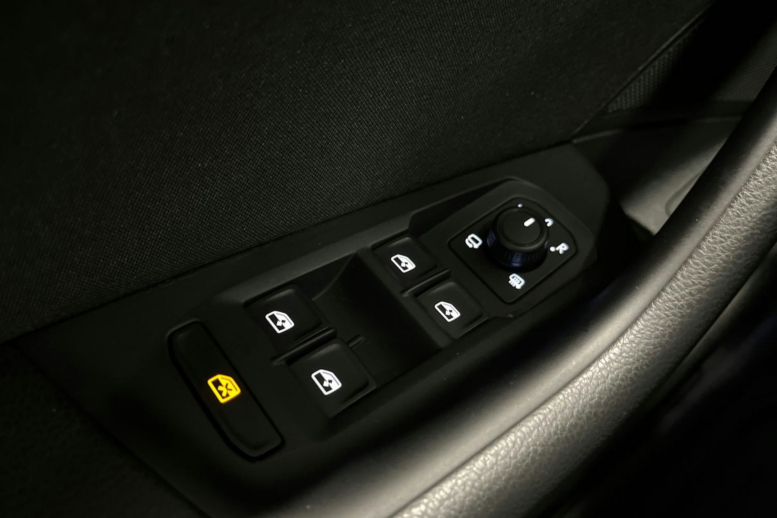 valkoinen Volkswagen Passat 2019 kuva 31.