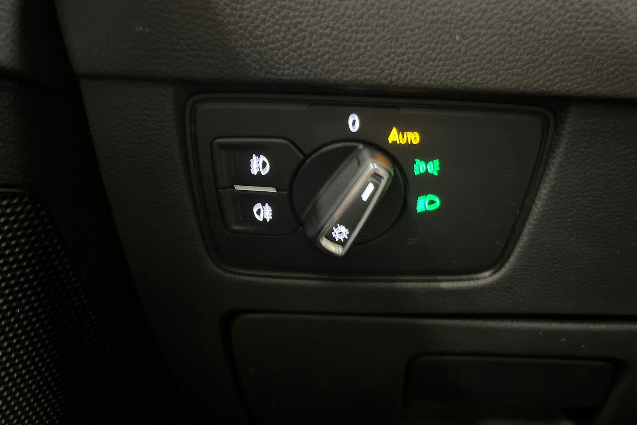 valkoinen Volkswagen Passat 2019 kuva 32.