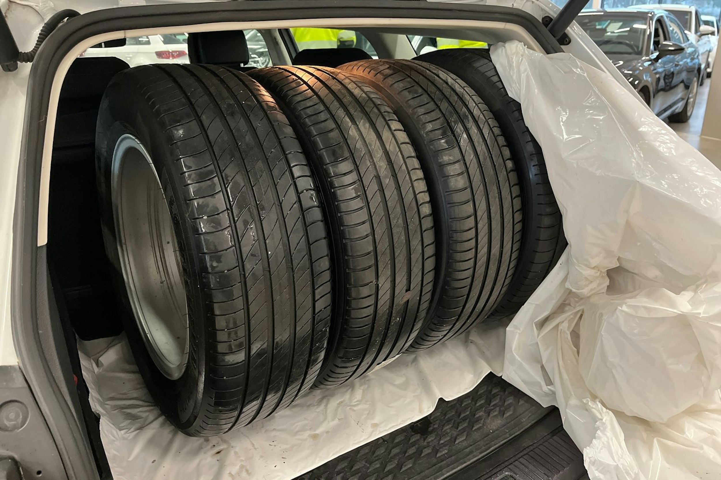 valkoinen Volkswagen Passat 2019 kuva 33.