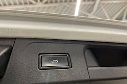 valkoinen Volkswagen Passat 2019 kuva 36.