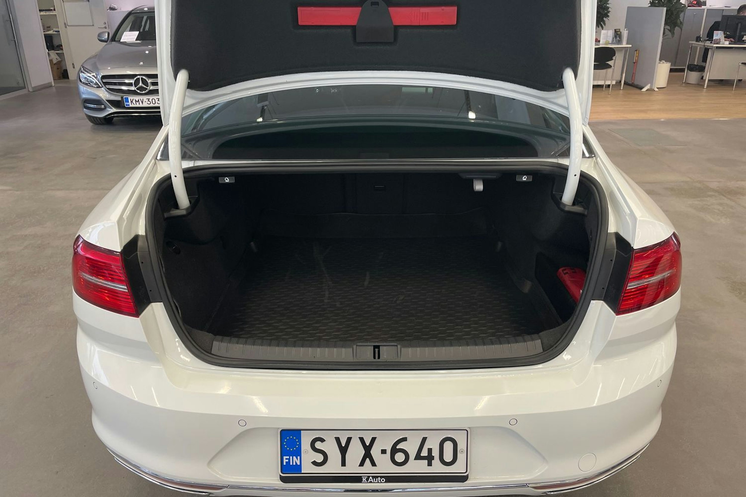 Valkoinen Volkswagen PASSAT 2019 kuva 26.