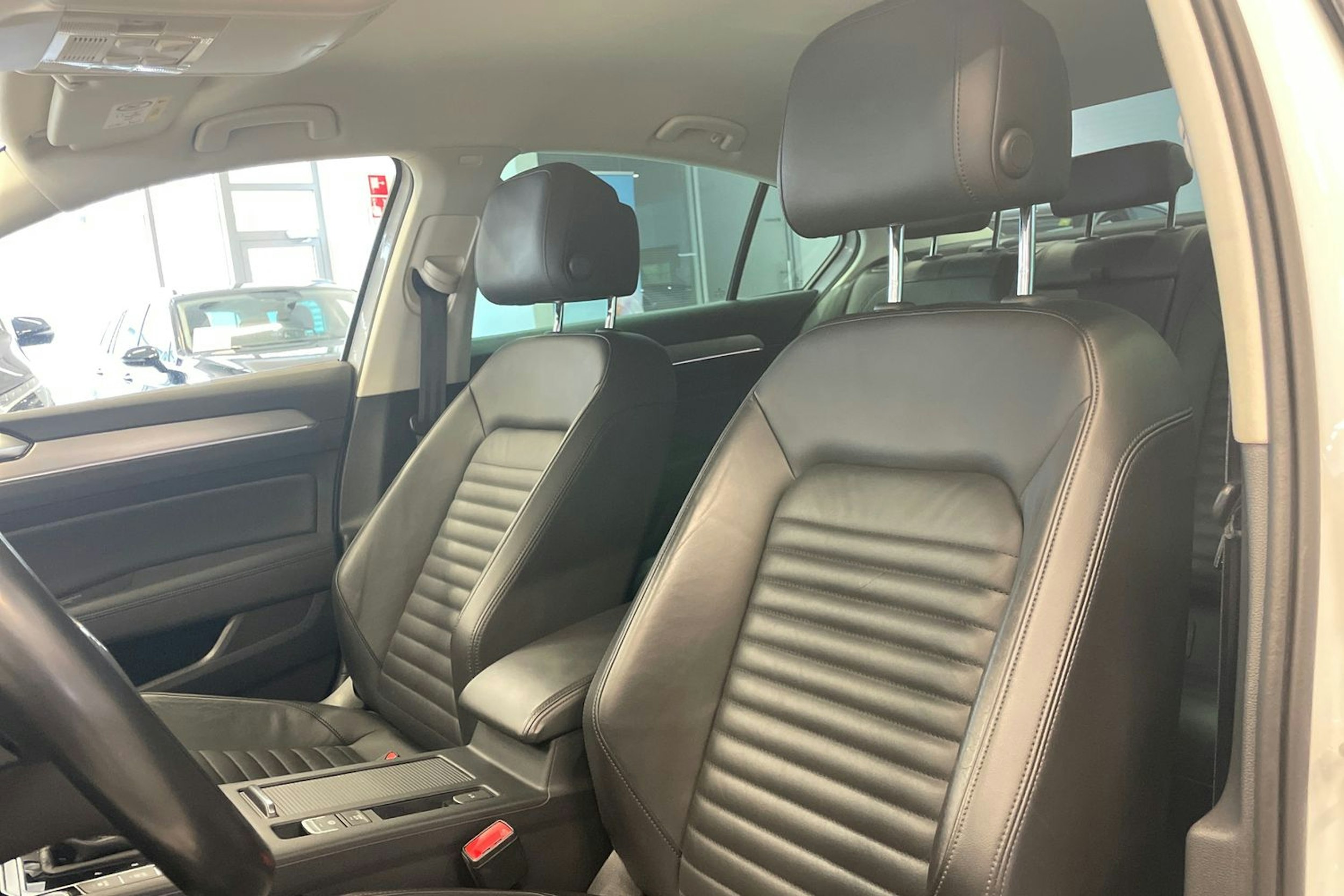 Valkoinen Volkswagen PASSAT 2019 kuva 29.