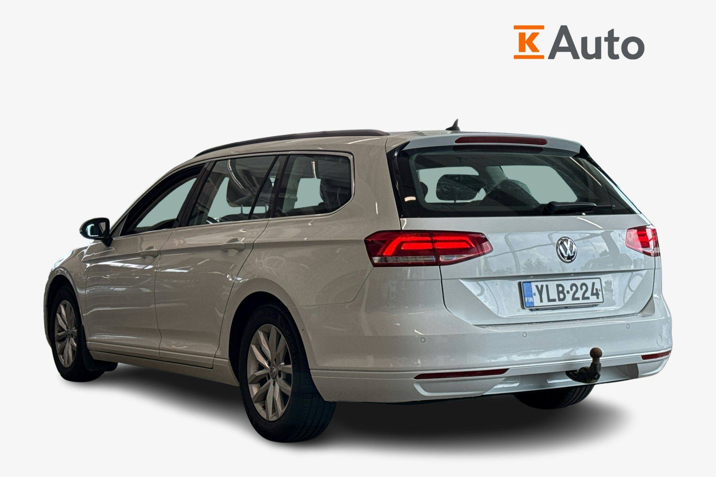 Valkoinen Volkswagen PASSAT 2019 kuva 2.
