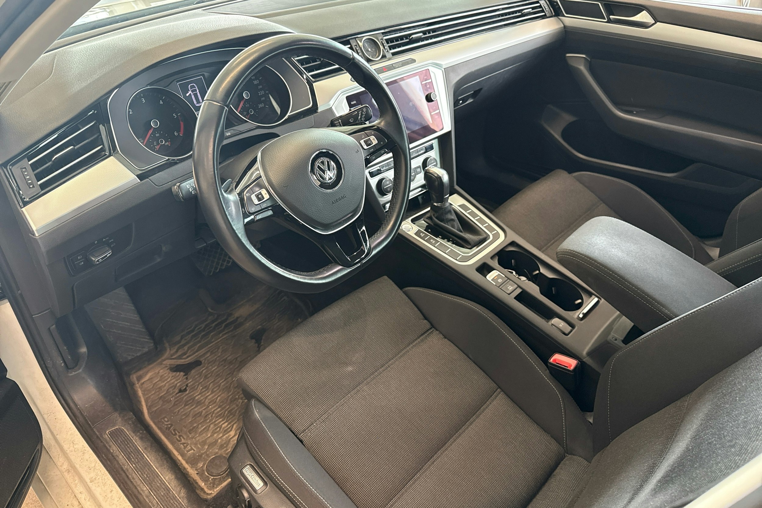 Valkoinen Volkswagen PASSAT 2019 kuva 3.