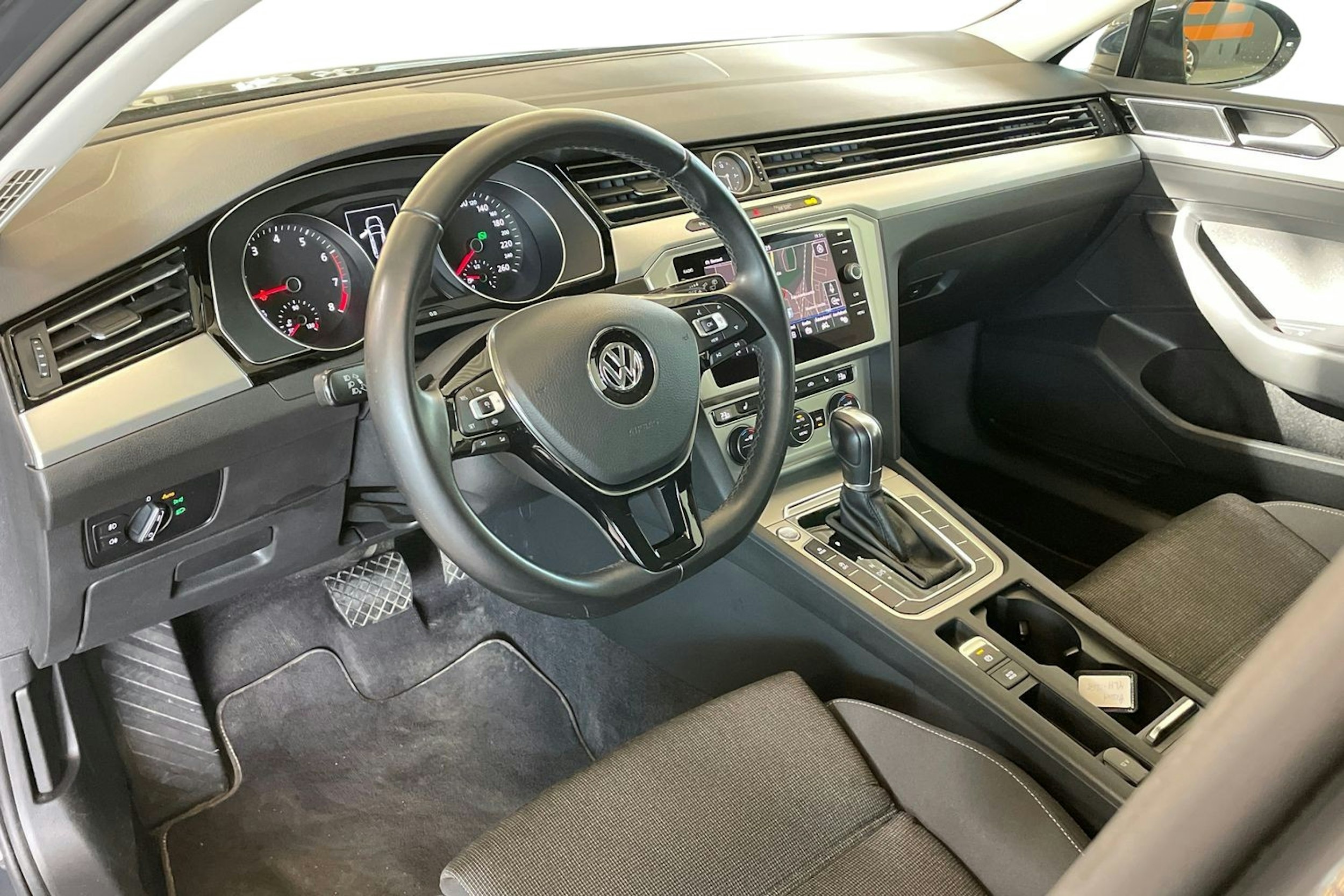 harmaa Volkswagen Passat 2019 kuva 7.
