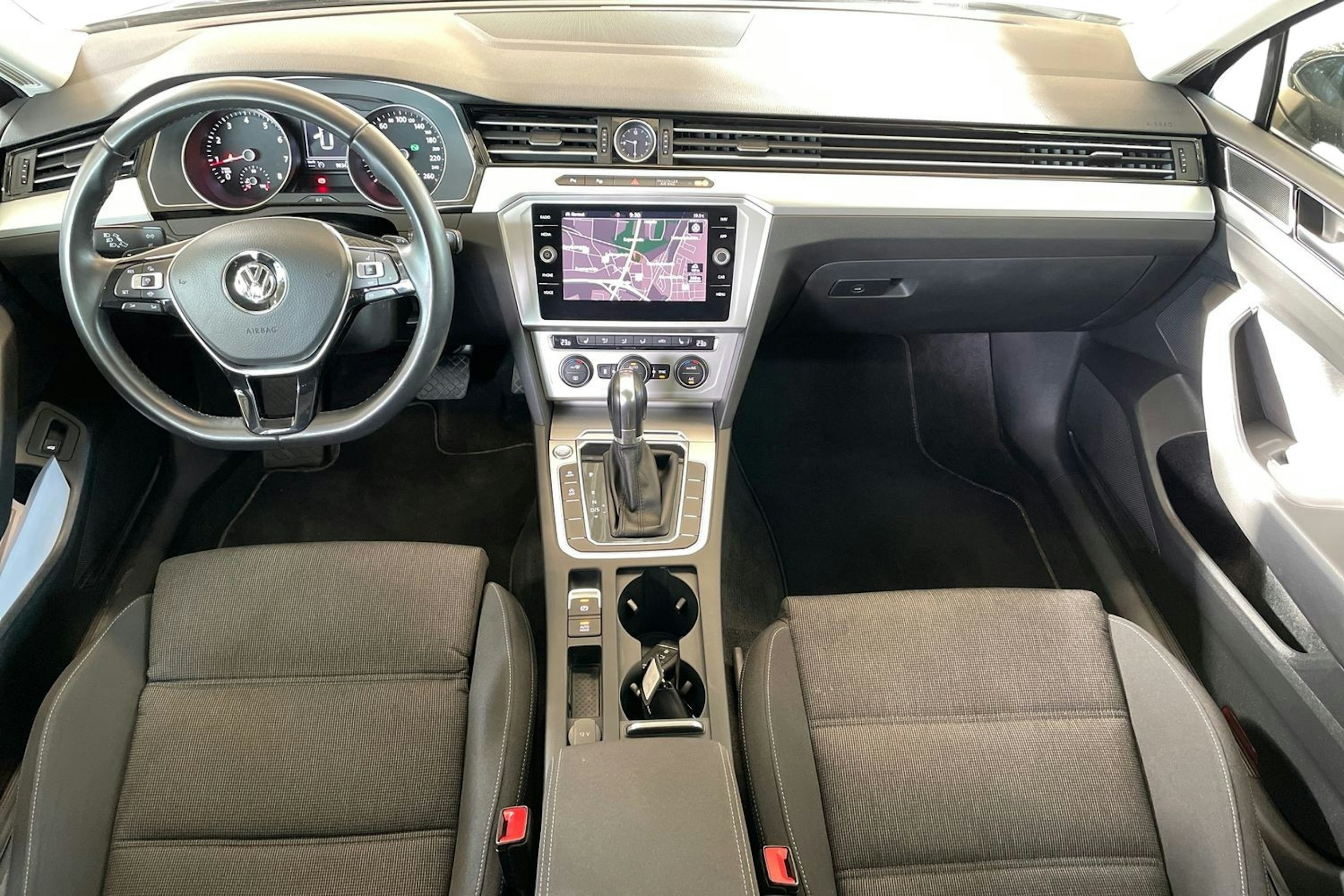 harmaa Volkswagen Passat 2019 kuva 9.