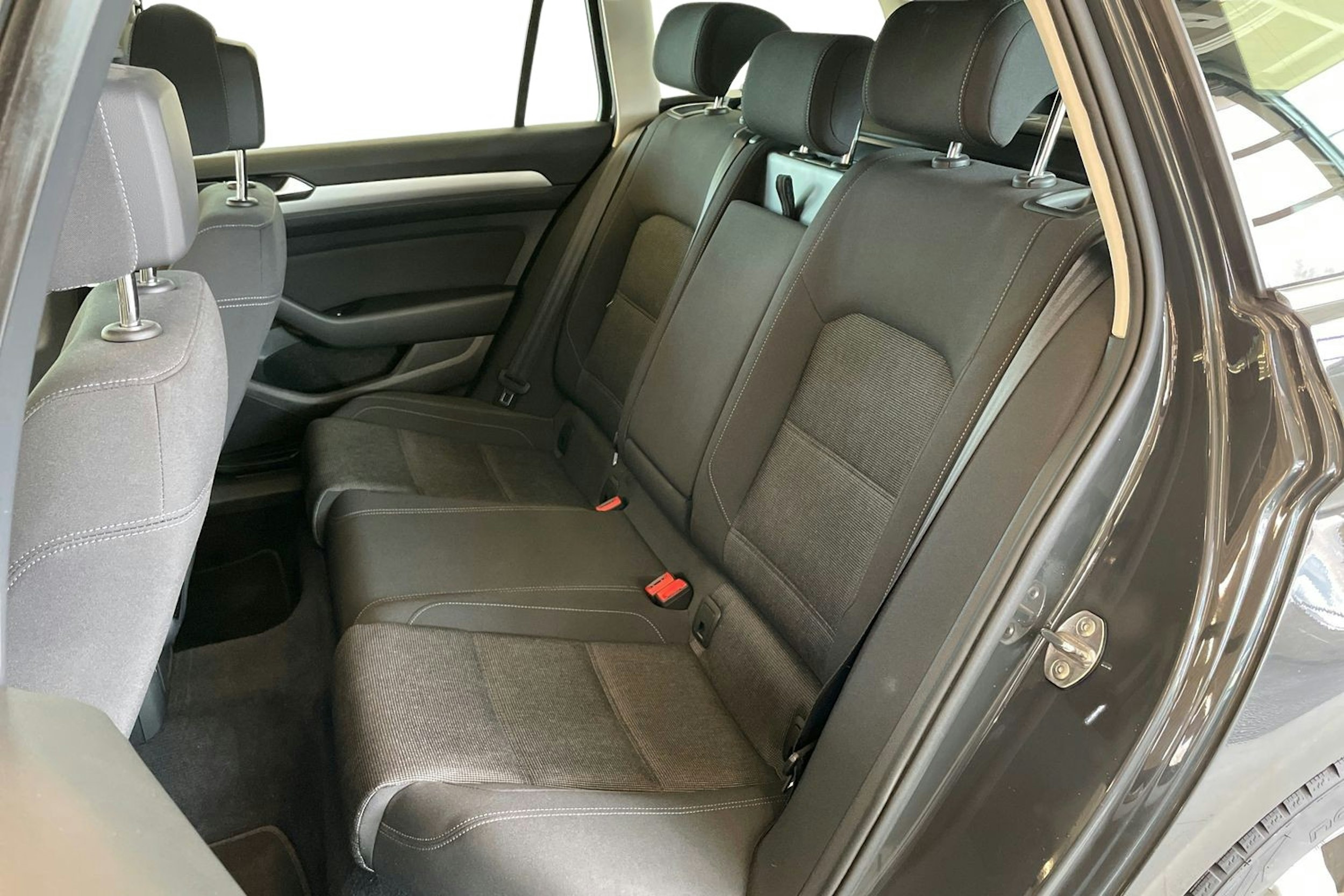 harmaa Volkswagen Passat 2019 kuva 10.