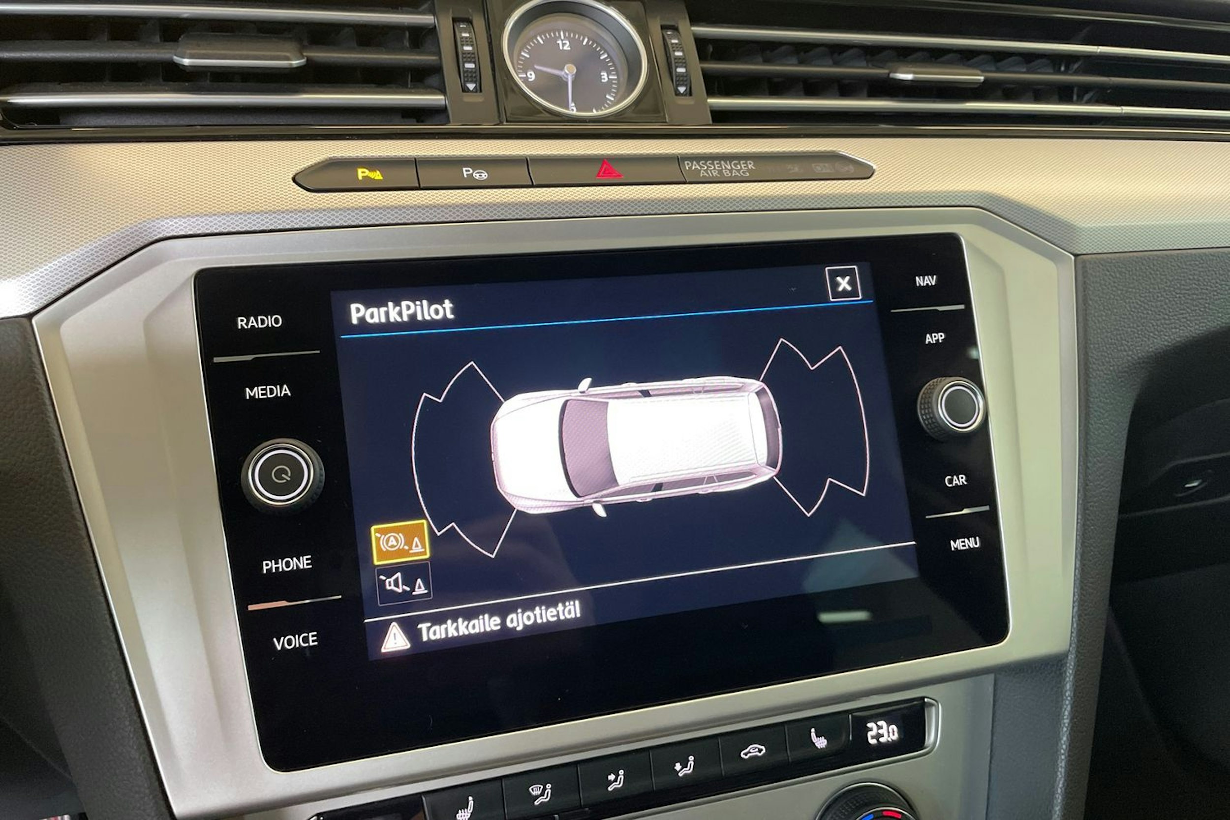 harmaa Volkswagen Passat 2019 kuva 16.