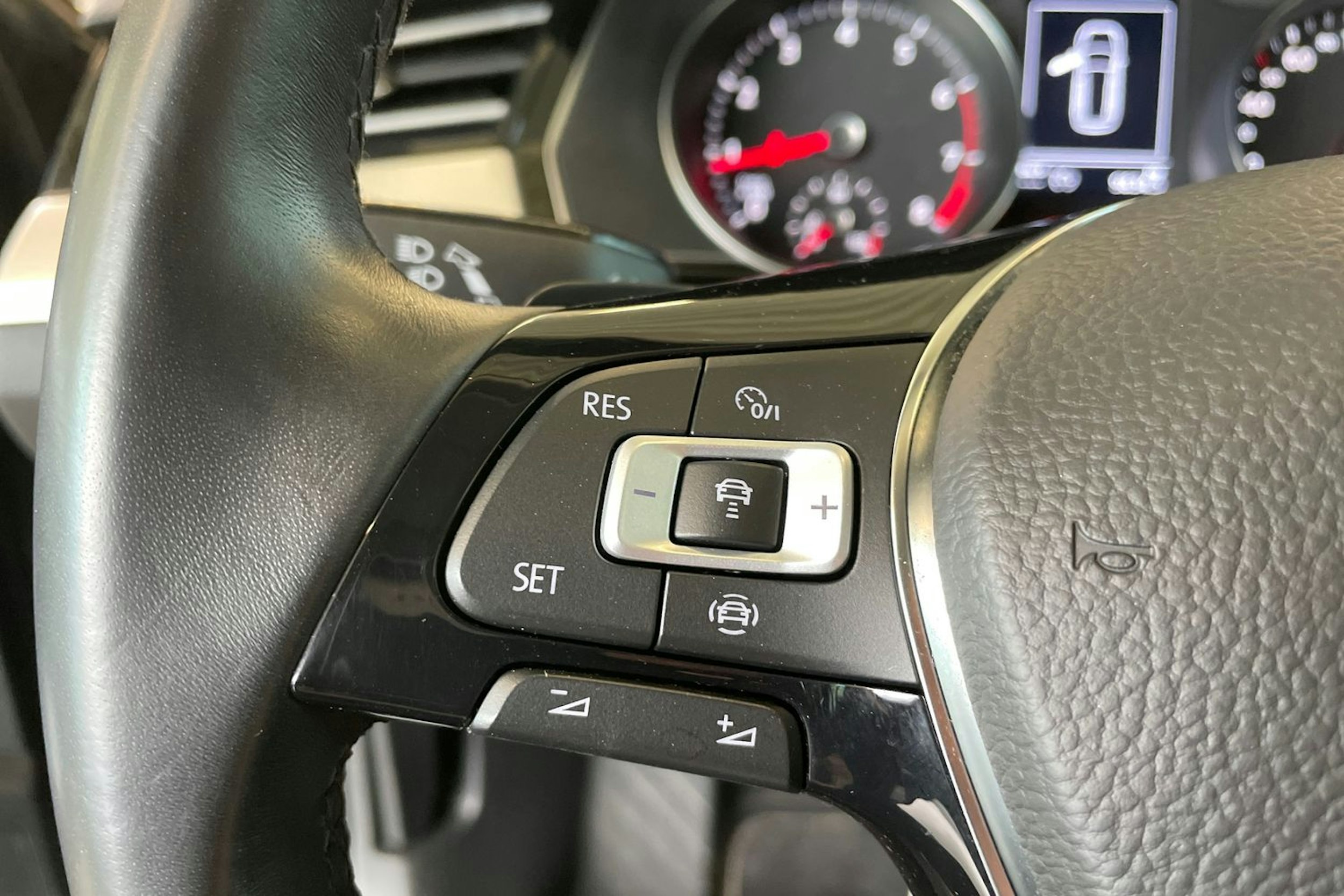 harmaa Volkswagen Passat 2019 kuva 18.