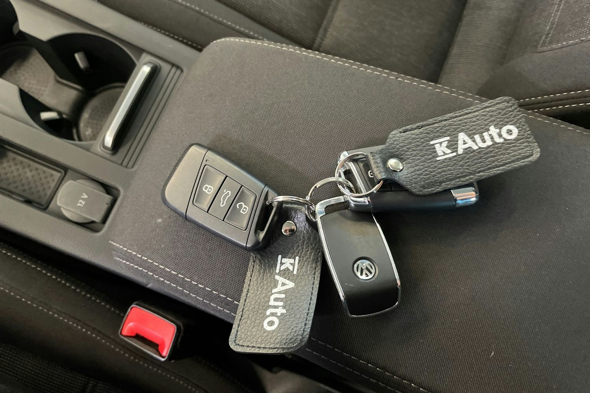 harmaa Volkswagen Passat 2019 kuva 21.
