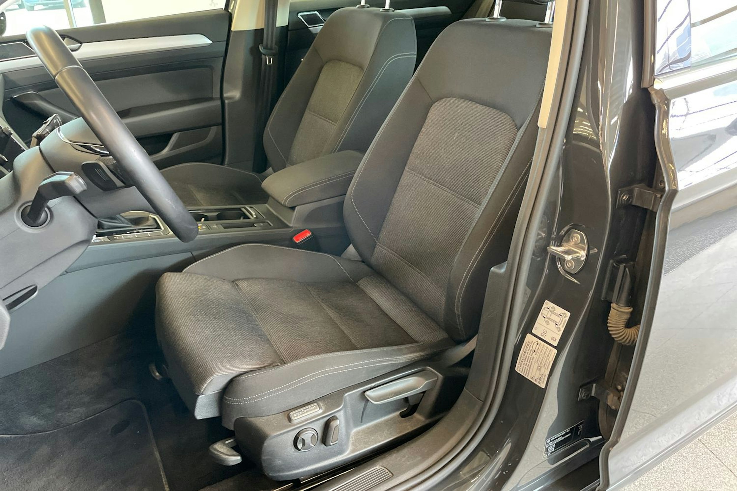 harmaa Volkswagen Passat 2019 kuva 22.