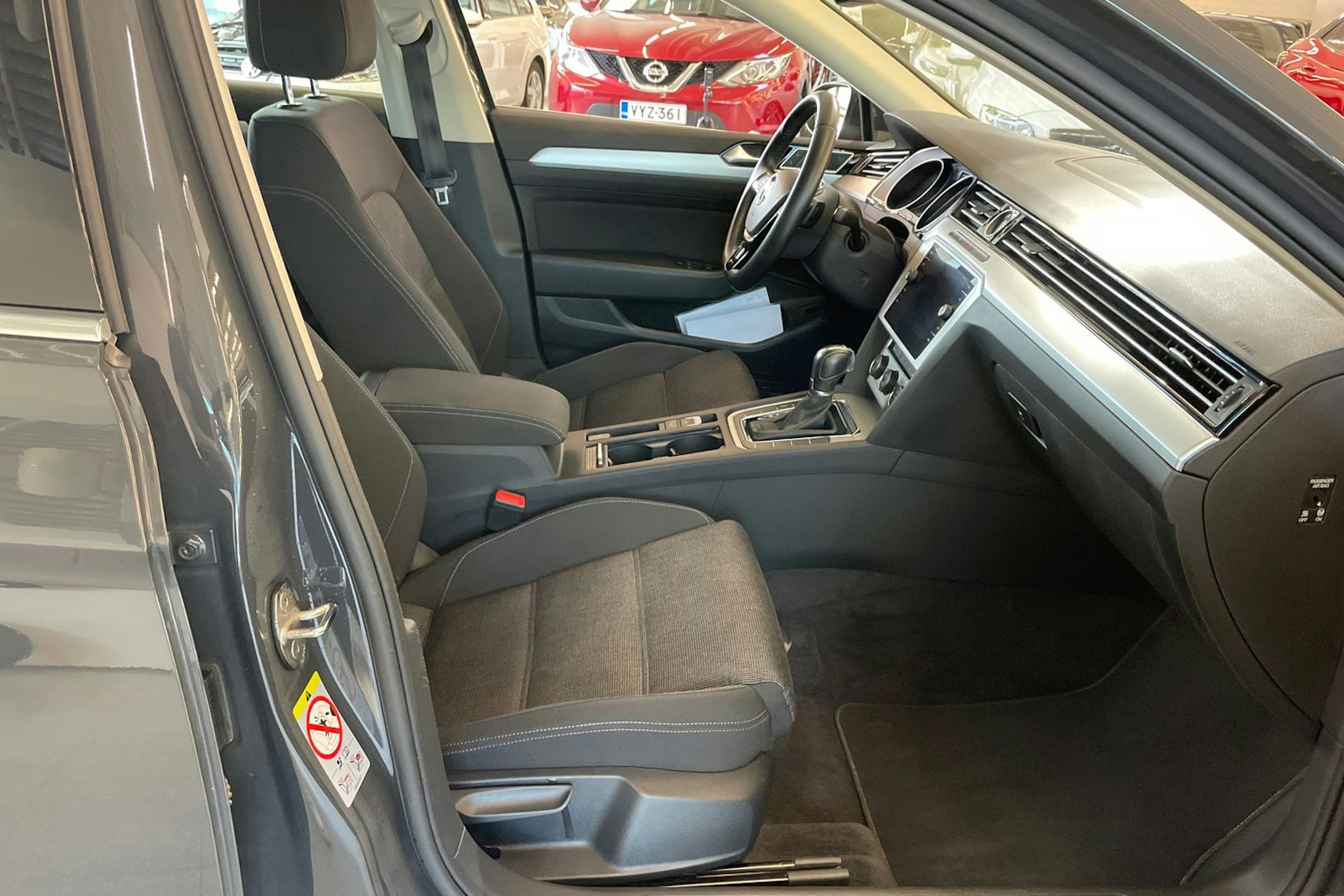 harmaa Volkswagen Passat 2019 kuva 24.