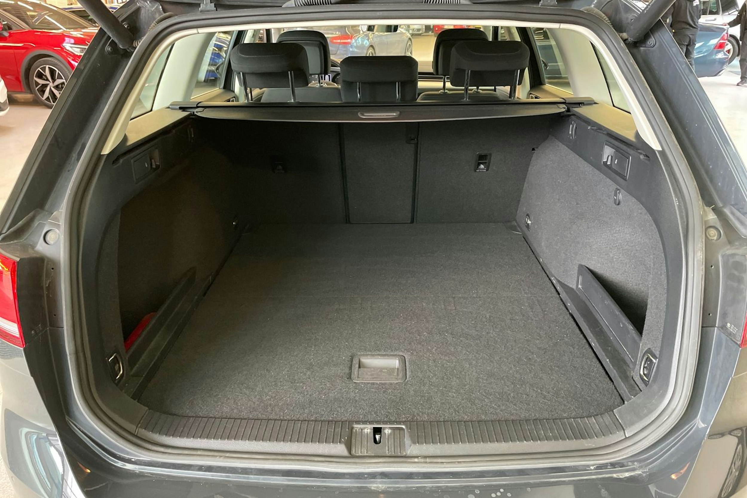harmaa Volkswagen Passat 2019 kuva 25.