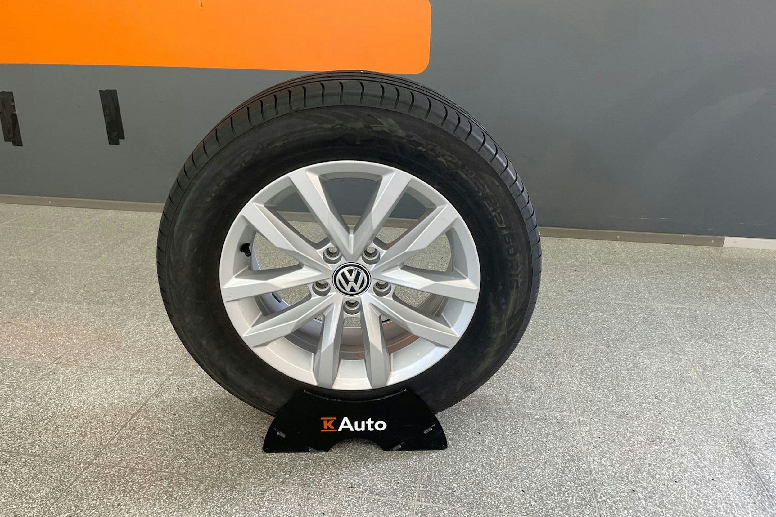 harmaa Volkswagen Passat 2019 kuva 28.