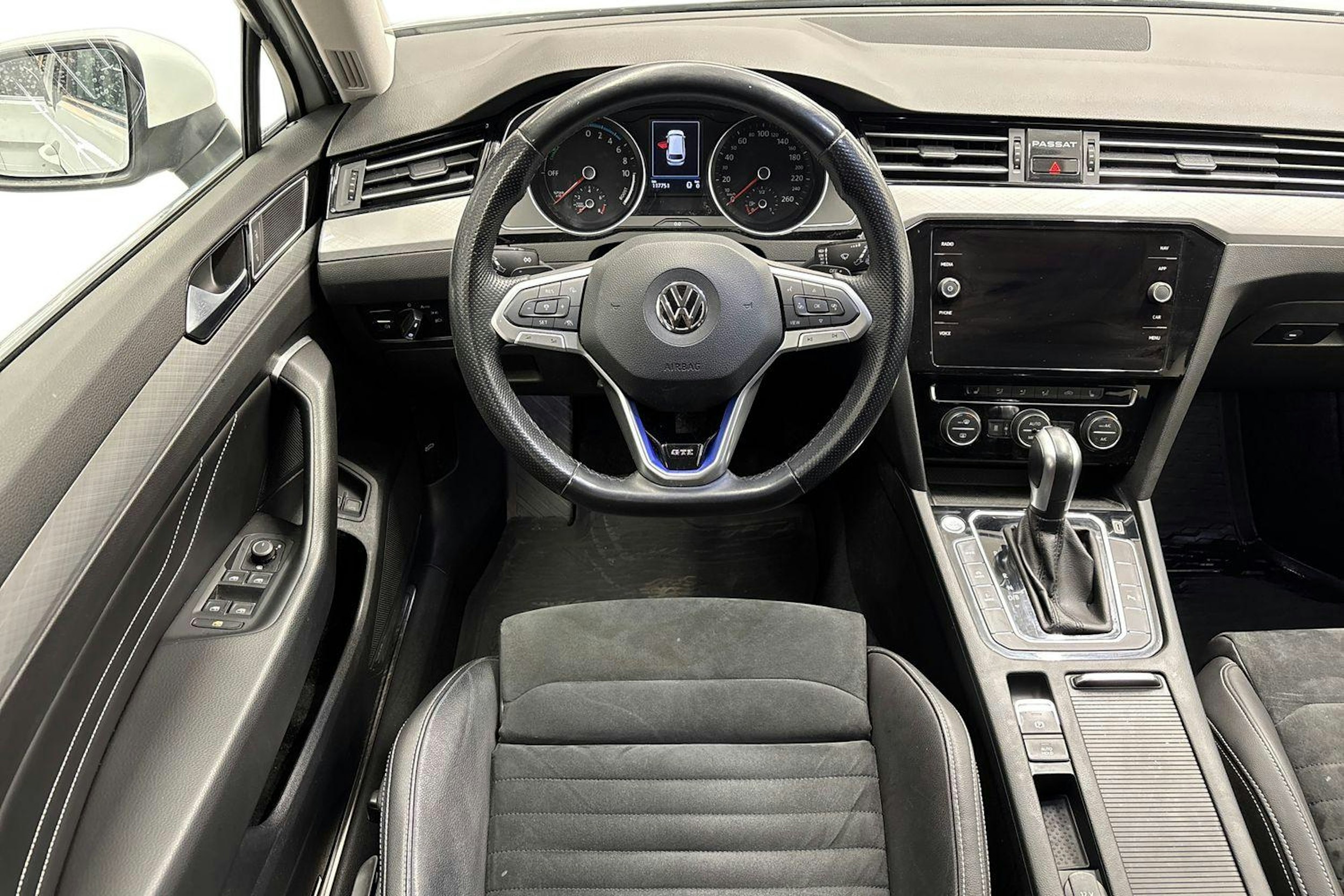 valkoinen Volkswagen Passat 2019 kuva 9.