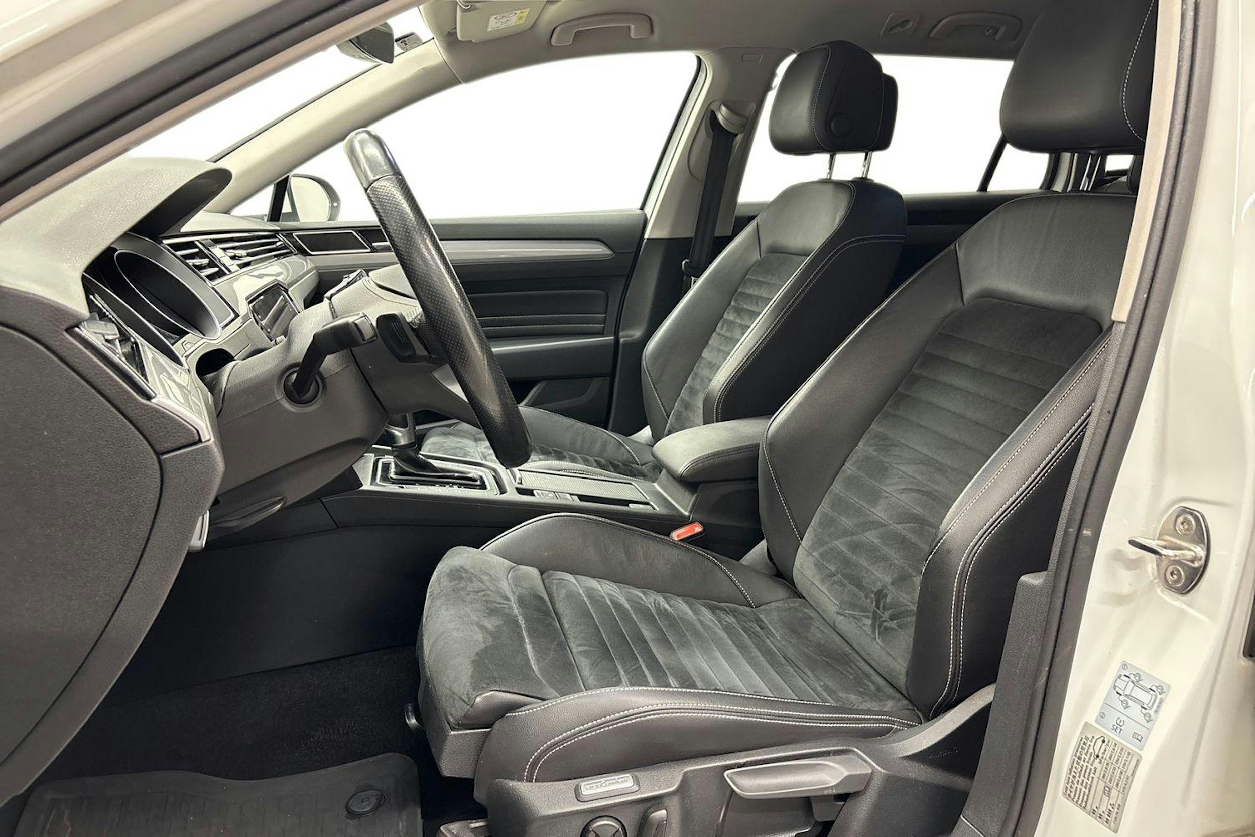 valkoinen Volkswagen Passat 2019 kuva 10.