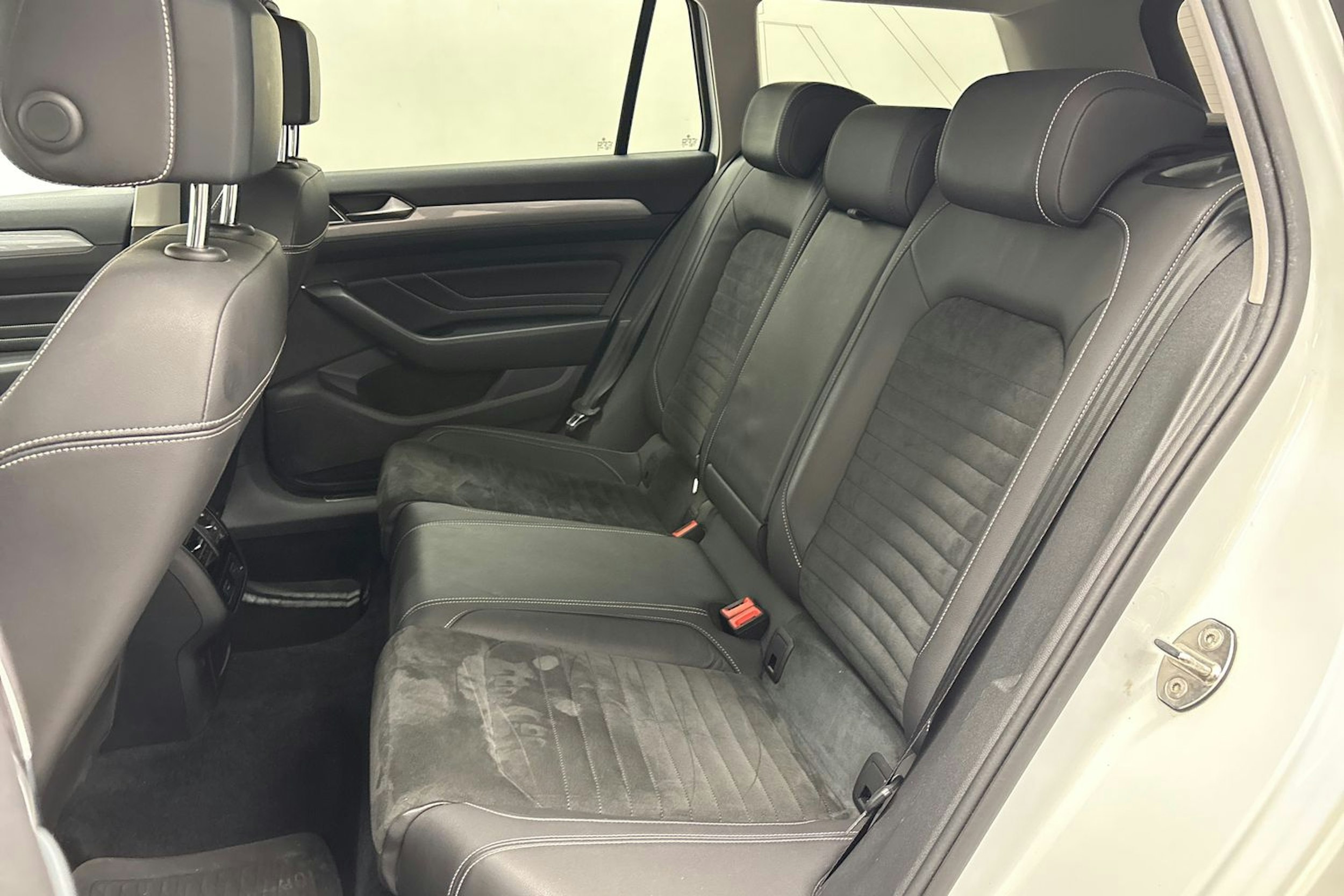 valkoinen Volkswagen Passat 2019 kuva 14.