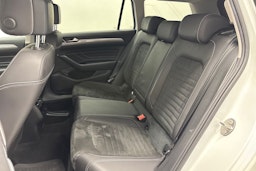 valkoinen Volkswagen Passat 2019 kuva 14.