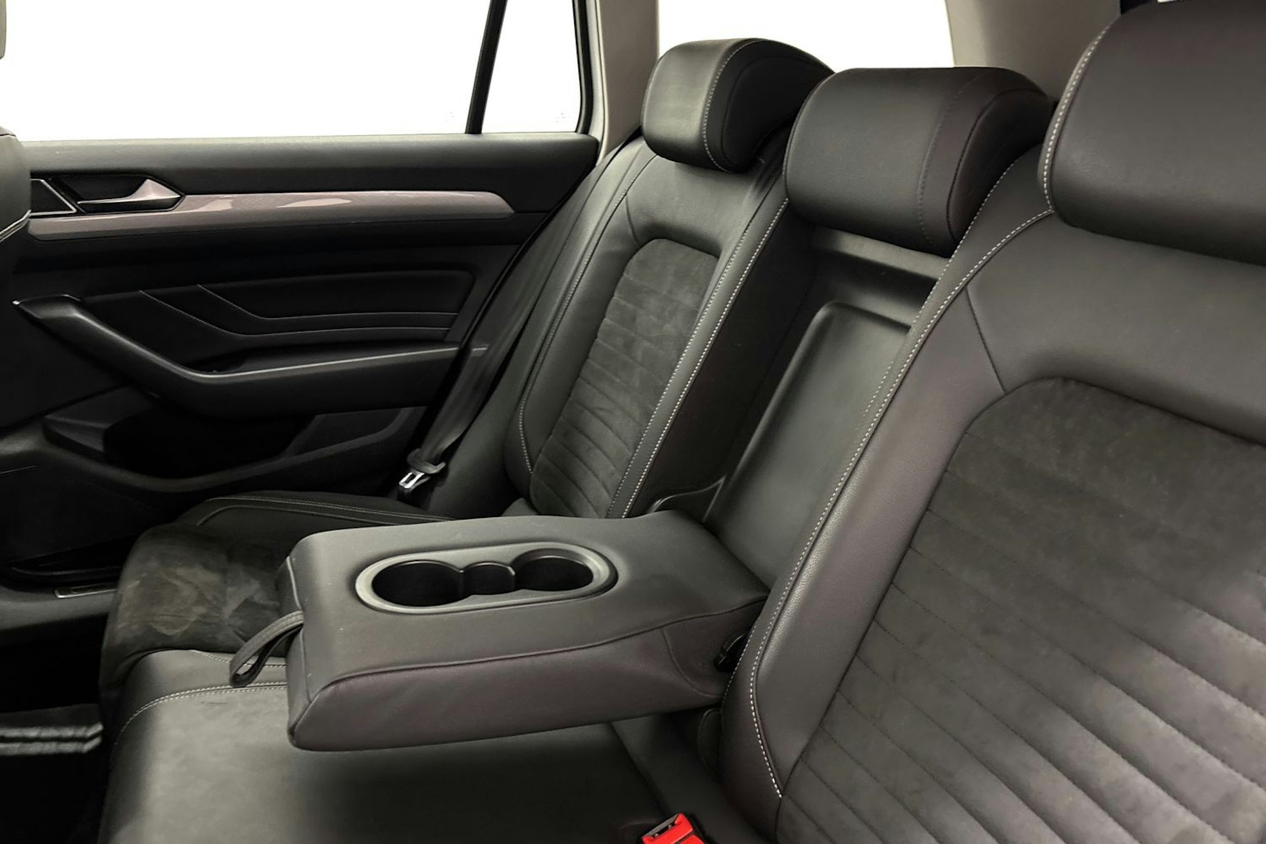 valkoinen Volkswagen Passat 2019 kuva 15.