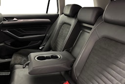 valkoinen Volkswagen Passat 2019 kuva 15.