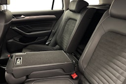 valkoinen Volkswagen Passat 2019 kuva 16.